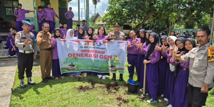 Polsek Teluk Meranti Tanam 1.000 Pohon di SMA Negeri 1 Teluk Meranti Dukung Program Penghijauan Kapolda Riau