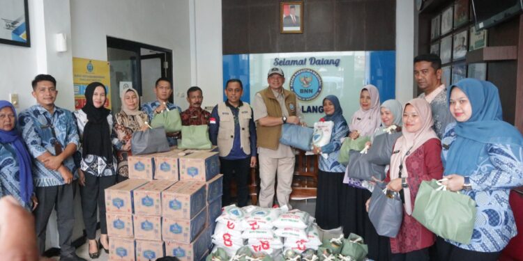 Kepala BNNP Aceh Salurkan Bantuan Kemanusiaan untuk Personel BNN Kota Langsa Terdampak Banjir