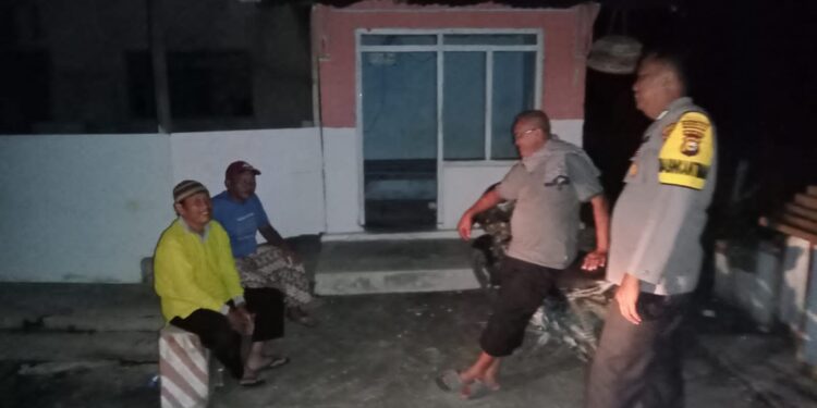 Polsek Kerumutan Cek Pos Kamling untuk Antisipasi Kejahatan dan Premanisme