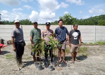 Polsek Kerumutan Tanam Bibit Pohon Dukung Program Penghijauan Kapolda Riau