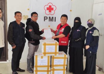 PMI Bener Meriah Serahkan Bantuan Handscoon Steril Kepada Rumah Sakit Azalia