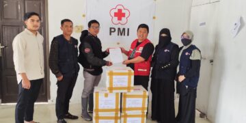 PMI Bener Meriah Serahkan Bantuan Handscoon Steril Kepada Rumah Sakit Azalia