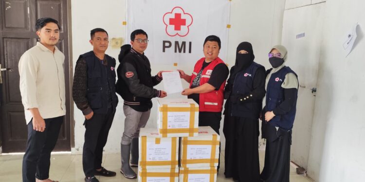 PMI Bener Meriah Serahkan Bantuan Handscoon Steril Kepada Rumah Sakit Azalia