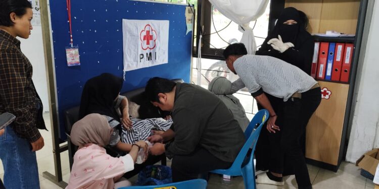 Ketua PMI Bener Meriah Sigap Berikan Pertolongan Pertama Korban Kecelakaan