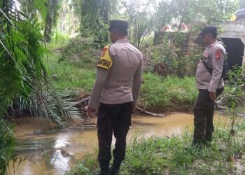 Polsek Pangkalan Kuras Patroli Bantaran Sungai, Antisipasi Banjir di Pelalawan