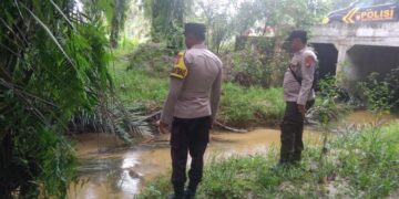 Polsek Pangkalan Kuras Patroli Bantaran Sungai, Antisipasi Banjir di Pelalawan