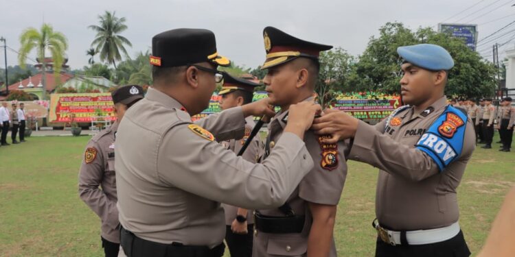 Kompol Rizki Hidayat Nahkodai Wakapolres Kampar, Kapolres: ‘Terus Tingkatkan Pelayanan Kepada Masyarakat’!”