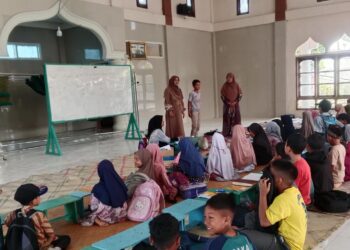 Kampung Jongok Meluem Adakan Sekolah Rakyat Selama Pasca Bencana 