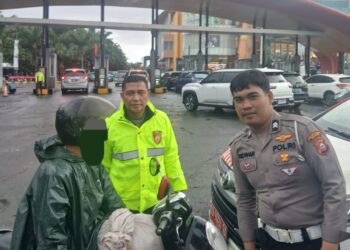 Personel Polsek Tamalate Berhasil Amankan Puluhan Liter Miras Jenis Ballo Di Jalan Metro Tanjung Bunga
