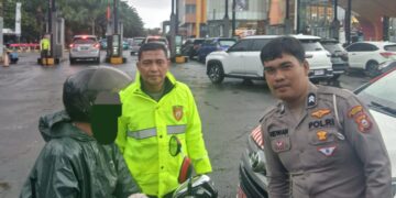 Personel Polsek Tamalate Berhasil Amankan Puluhan Liter Miras Jenis Ballo Di Jalan Metro Tanjung Bunga