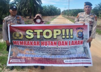 Polsek Pangkalan Kerinci Patroli Daerah Rawan Karhutla dan Sosialisasikan Larangan Membakar Lahan