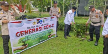 Polisi Tanam Bibit Pohon Mangga di Kantor KUA Kuala Kampar