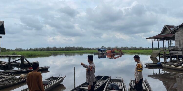 Polsek Pangkalan Kuras Patroli Bantaran Sungai untuk Antisipasi Banjir