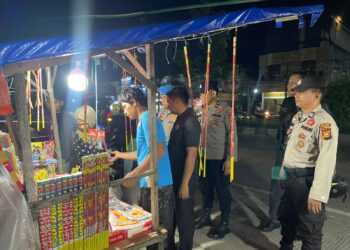 Polisi Sita Petasan dan Miras Saat Patroli Pekat Jelang Tahun Baru di Pangkalan Kuras