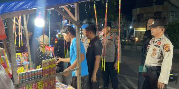 Polisi Sita Petasan dan Miras Saat Patroli Pekat Jelang Tahun Baru di Pangkalan Kuras