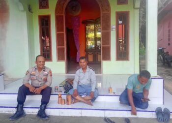 Bhabinkamtibmas Polsek Langgam Sambangi Tokoh Masyarakat, Sampaikan Pesan Kamtibmas