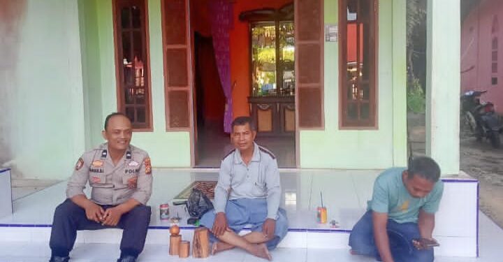 Bhabinkamtibmas Polsek Langgam Sambangi Tokoh Masyarakat, Sampaikan Pesan Kamtibmas