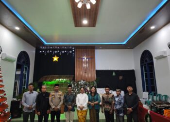 Kapolsek Kerumutan Dampingi Umat Kristen Perayaan Natal di Desa Beringin Makmur