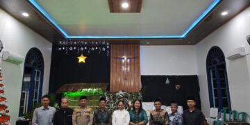 Kapolsek Kerumutan Dampingi Umat Kristen Perayaan Natal di Desa Beringin Makmur