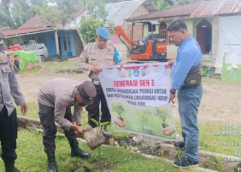 Polsek Bunut Lakukan Perawatan Bibit Pohon Dukung Program Penghijauan di Pelalawan