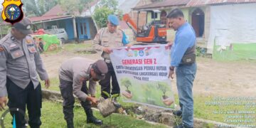 Polsek Bunut Lakukan Perawatan Bibit Pohon Dukung Program Penghijauan di Pelalawan