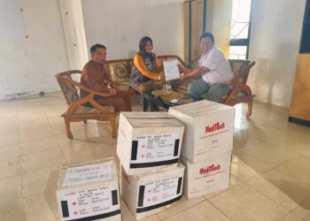 Setelah Ke RSIA Azalia, PMI Kembali Berikan Bantuan Handscoon Steril Kepada RS Muyang Kute