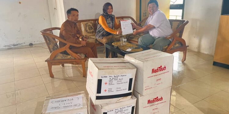 Setelah Ke RSIA Azalia, PMI Kembali Berikan Bantuan Handscoon Steril Kepada RS Muyang Kute