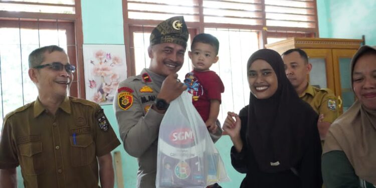 Kapolsek Kerumutan Hadiri Sunat Massal dan Pemberian Gizi Tambahan Anak
