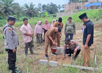 Kapolsek Pangkalan Lesung Laksanakan Peletakan Batu Pertama Bedah Rumah untuk Warga Tidak Mampu
