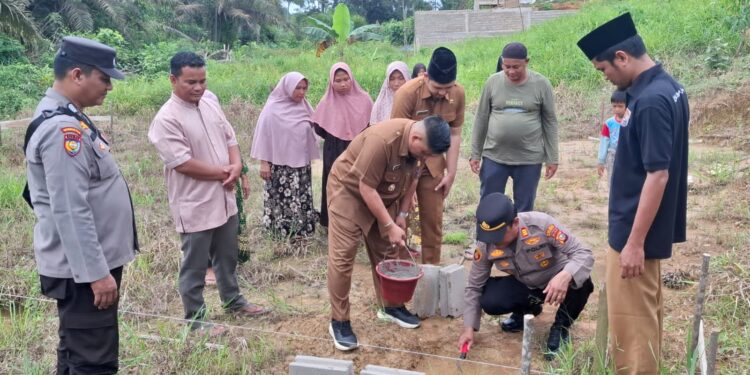 Kapolsek Pangkalan Lesung Laksanakan Peletakan Batu Pertama Bedah Rumah untuk Warga Tidak Mampu