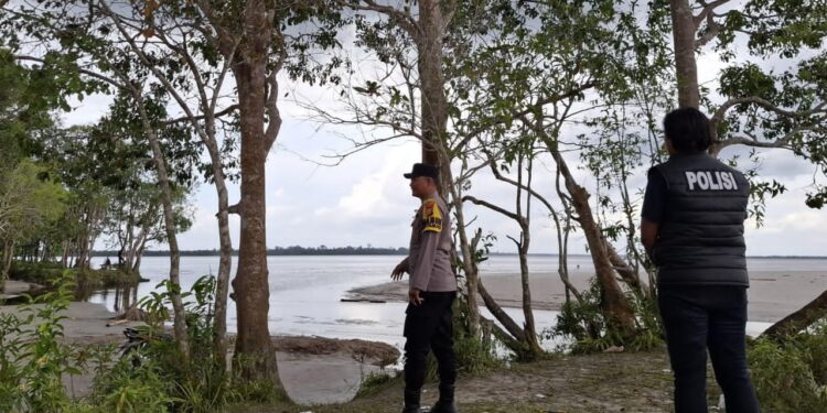 Polisi Patroli Objek Wisata Pantai Ogis Pelalawan Jelang Malam Tahun Baru