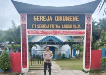 Bhabinkamtibmas Desa Sialang Godang dan Lubuk Raja Sambangi Gereja Sambut Natal dan Tahun Baru 2026