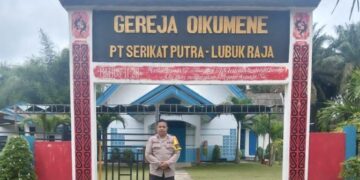 Bhabinkamtibmas Desa Sialang Godang dan Lubuk Raja Sambangi Gereja Sambut Natal dan Tahun Baru 2026