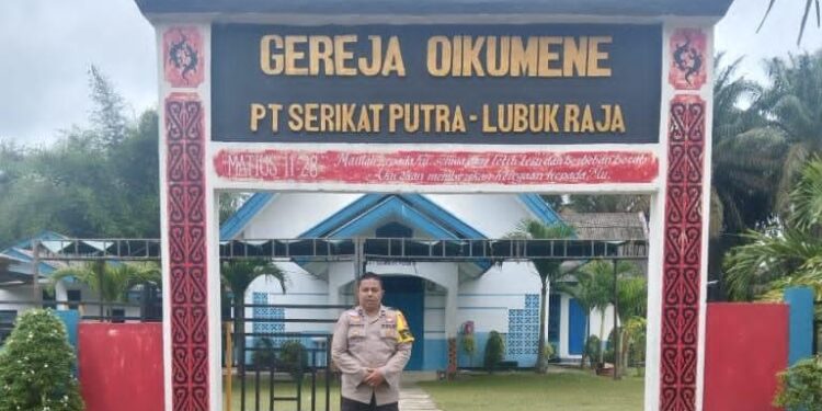 Bhabinkamtibmas Desa Sialang Godang dan Lubuk Raja Sambangi Gereja Sambut Natal dan Tahun Baru 2026