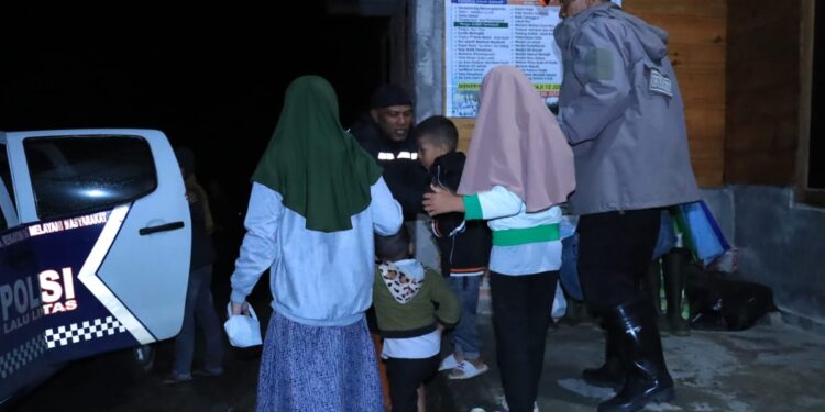 Polres Bener Meriah Dan Brimob Evakuasi Warga 3 Kampung Imbas Status Siaga Gunung Burni Telong