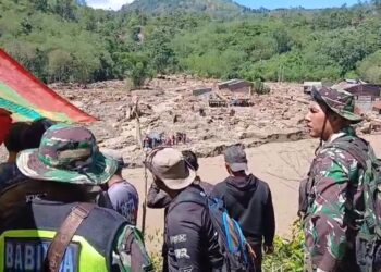 Anggota Koramil 09/Ketol Salurkan Logistik Kepada Warga Desa Burlah