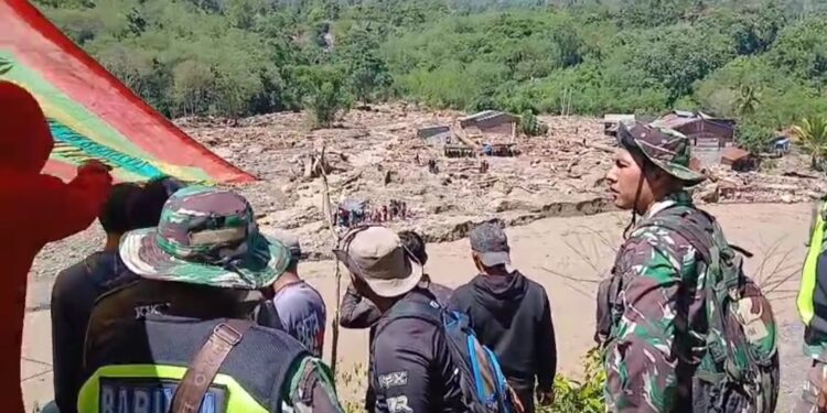 Anggota Koramil 09/Ketol Salurkan Logistik Kepada Warga Desa Burlah