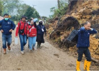 Perduli Kesehatan, Relawan PMI Terjang Jalan Ekstrim Mengantar Obat Menuju Camp Permata