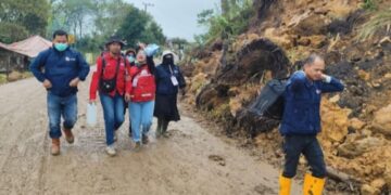 Perduli Kesehatan, Relawan PMI Terjang Jalan Ekstrim Mengantar Obat Menuju Camp Permata