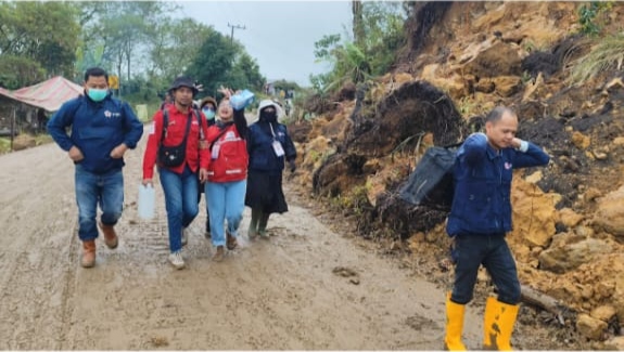 Perduli Kesehatan, Relawan PMI Terjang Jalan Ekstrim Mengantar Obat Menuju Camp Permata