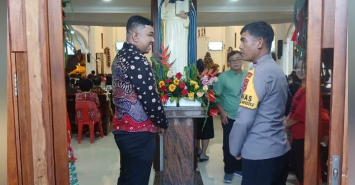 Pastikan Ibadah Aman, Kapolsek Tamalate Pimpin Langsung Pengamanan Gereja Santo Alnertus Agung
