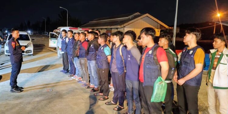 Kapal BC 60001 Tiba di Langsa Bawa 19 Ton Bantuan dan 51 Tenaga Medis serta Relawan