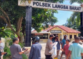Dukung Pemulihan Pascabanjir, Polsek Langsa Barat Bagikan Masker Gratis