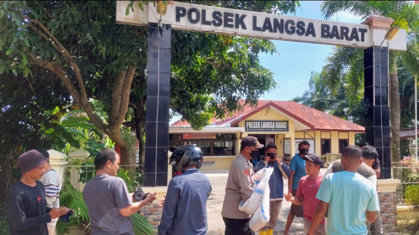 Dukung Pemulihan Pascabanjir, Polsek Langsa Barat Bagikan Masker Gratis