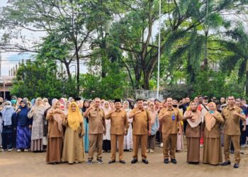 Disdikbud Langsa Bersama K3S Bersihkan Lumpur di 20 Sekolah Pascabencana 