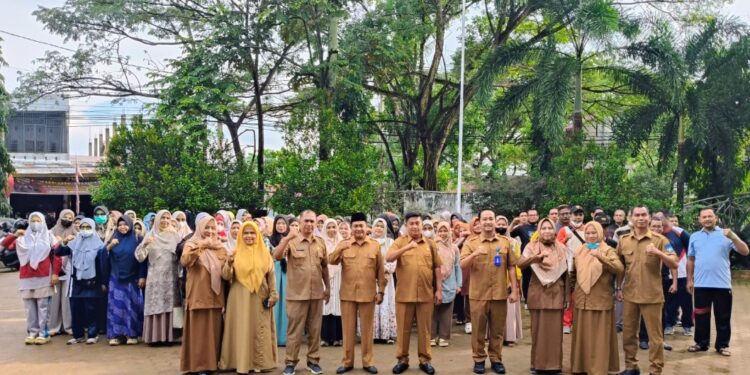 Disdikbud Langsa Bersama K3S Bersihkan Lumpur di 20 Sekolah Pascabencana 