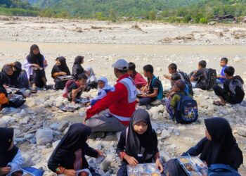 PMI Jakut Tembus Medan Sulit Untuk Layani Warga Terdampak Bencana Di Pining