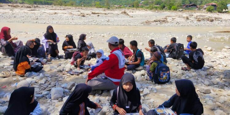 PMI Jakut Tembus Medan Sulit Untuk Layani Warga Terdampak Bencana Di Pining