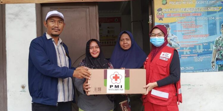 PMI Jakarta Timur Salurkan Bantuan Bagi Masyarakat Terdampak Banjir
