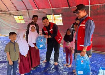 PMI Bener Meriah Serahkan Donasi Di Kampung Weh Tenang Uken